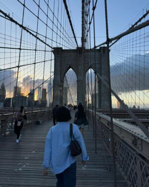 Lee Sung-mi Instagram - NY 에와서 그저 아이들을 쫄레쫄레 따라다니며 구경하고 맛난거 먹고 보고 또 아이들 추천메뉴 또먹고(다 맛났다는!!) 걷고 ㅋㅋ평생 걸을거 다 걸은거같다 ㅋㅋ미국에서 느낀 많은것들을 마음에 담아본다!!🇰🇷🇺🇸🇨🇦 딸들과 잊을수없은 여행 그냥 감사하고감사하다 이시간은 정말 번개처럼 지나간다!!아쉬움!!남은여행도 알차게...👍🏻👍🏻