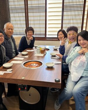 Lee Sung-mi Instagram - 언니 오빠 동생들이랑 밥먹고 차마시고!!신나서 시간이 후딱가버린날 수철이오빠가 막내졸업축하금을 !!!울컥!!!소중한사람들 오래오래 건강하자  유라야 니가나와야 사진이있어 ㅋㅋㅋ