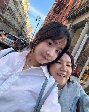 Lee Sung-mi Instagram - ㅋㅋㅋ졸업한 막내한테 어리광부리기!!! 기특하고 감사하고!!하나님께 감사!!멋진여행을 마무리하고오니 보고싶다😂