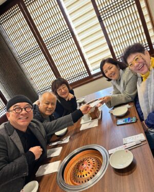 Lee Sung-mi Instagram - 언니 오빠 동생들이랑 밥먹고 차마시고!!신나서 시간이 후딱가버린날 수철이오빠가 막내졸업축하금을 !!!울컥!!!소중한사람들 오래오래 건강하자  유라야 니가나와야 사진이있어 ㅋㅋㅋ