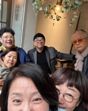 Lee Sung-mi Instagram - 언니 오빠 동생들이랑 밥먹고 차마시고!!신나서 시간이 후딱가버린날 수철이오빠가 막내졸업축하금을 !!!울컥!!!소중한사람들 오래오래 건강하자  유라야 니가나와야 사진이있어 ㅋㅋㅋ