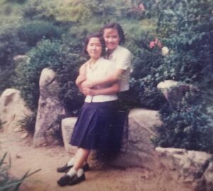 Lee Sung-mi Instagram - 교복입고찍은 고3의어느날!!!그리고 졸업하고나서 만난동창들!!그저 웃고웃고!!그땐 그젊음이 힘든시간인적도있었지만 지금의 나를 만드는 과정이였다는걸 이젠안다!