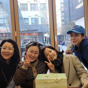 Lee Sung-mi Instagram - 사랑스런 우리후배들!!!다 잘되면좋겠다!!모두모두 건강하게 우리 또만나자 슬기야 축하해!!! 보드레 세아 생축!!! 동엽인 언제나 청일점!! 눈물많은 정아!!!
