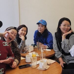 Lee Sung-mi Instagram - 사랑스런 우리후배들!!!다 잘되면좋겠다!!모두모두 건강하게 우리 또만나자 슬기야 축하해!!! 보드레 세아 생축!!! 동엽인 언제나 청일점!! 눈물많은 정아!!!