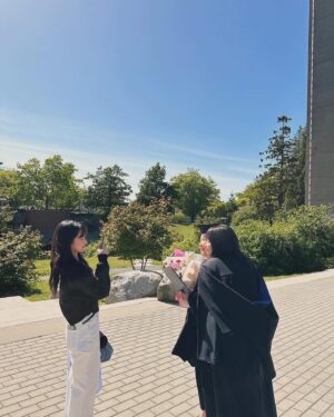 Lee Sung-mi Instagram - 드뎌 막내 졸업식!!!!야호!!!!!기쁘고 즐거운날 맘껏축하한다 이제 사회로..가보지않은길 기도하며 가보자!!인생 새로운 도전을 축하한다 💜💜