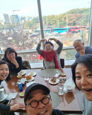 Lee Sung-mi Instagram - 웃고웃고 또웃고!!사랑하는 언니오빠 동생들!!!그저 좋다 만나면 그저 좋다 막좋다!!!큰일이다 헤어지기싫어서 ㅋ