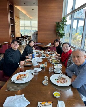 Lee Sung-mi Instagram - 웃고웃고 또웃고!!사랑하는 언니오빠 동생들!!!그저 좋다 만나면 그저 좋다 막좋다!!!큰일이다 헤어지기싫어서 ㅋ
