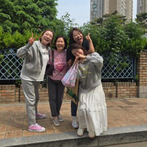 Lee Sung-mi Instagram - 사랑하는 후배들 눈에넣어도 암아픈 후배들 ㅋㅋ밥먹고 사진한장 감동의 꽃과비싼선물에ㅠㅠㅠ미안하기만하다 잘살아내자 향기나는 우리가되자 세상착한것들 알라뷰💜💜💜