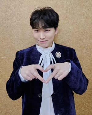 Lee Sung-min Instagram - #더트롯쇼 오늘은 #애리 ☂️

'애리' 부르는 날에는 어김없이 촉촉하게
비가 내리네요☔️

비오는 날에도 응원와주신 여러분들 보면서
촉촉하게 불러볼게요 8시 생방에서 만나요⚡️

#성민 #더트롯쇼 #Sbsfill