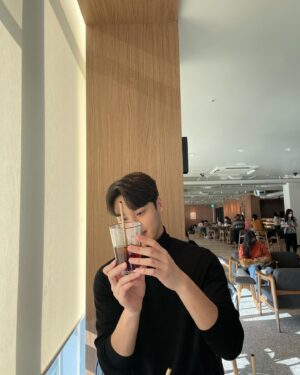 Lee Tae-hwan Instagram - 얼죽아☕️