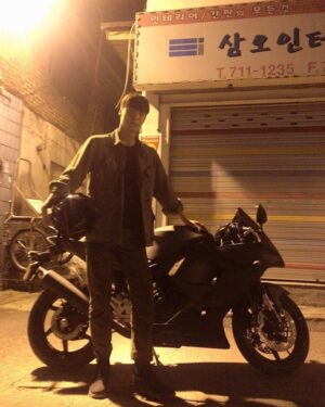 Lee Tae-hwan Instagram - 🧍🏍