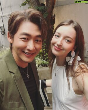 Lee Tae-sung Instagram - 나의 작업과 비슷한 결을 가진 안젤리나 다닐로바 작가~
자연의 빛을 작가 자신에 투영하여 표현하는 abstract painting!

그린피스존 2층과 3층에 전시되어 있습니다.