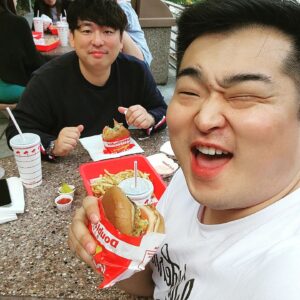 Lee Won-il Instagram - 흐음... 이내나우시라해떵가..🤣🍔🍟🥤
내 한 번 먹어보도록 하겠네... ㅎㅎㅎㅎㅎ
오랜만이야 #인앤아웃 #inandout
로스앤젤레스 출장중입니다..^^