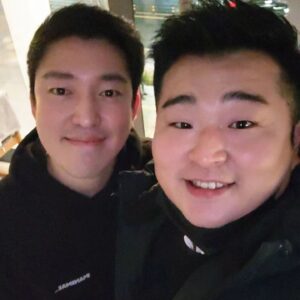 Lee Won-il Instagram - 가끔 요리사로서 나태해지려는 순간에
채찍을 짝~!하고 때려주는 순간들이 옵니다.
#김호윤셰프 가 저에게는 그런 존재에요..🤣👏
무섭도록 맛있는 음식과 술을 맛보았습니다.
#더이탈리안클럽 🥩🍝🧀🥗🍝🍷🍾🍽🔪👍