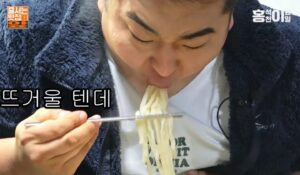 Lee Won-il Instagram - 방송을 찍으러 다니다가도 가끔씩 보석같이 맛난 집들을 만날때가 있습니다. 추운 날씨에 따끈한 국물, 보들한 면이 참 좋았던.. #찬양집 #홍석천이원일 #유튜브 🍜😚
프로필에 링크 걸어두었어요! #좋댓구알 플리즈^^