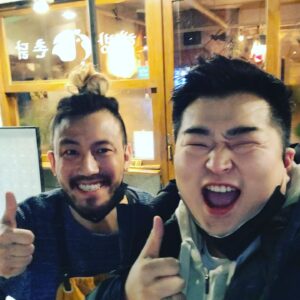 Lee Won-il Instagram - 정말 오랜만에 맛있는 #통닭구이 를 먹었네요..
제 손에 닭고기를 맡겼으니 발골은 확실히 해봤지요😜
ㅎㅎㅎㅎㅎ #이태원 #해방촌 가시면 #해방촌닭 들러보세요! 욕심없이 장사하는 사람이 음식을 하면 이렇게 무서운 맛을 냅니다😘👍🍗🐔👏 대파김치 꼭 리필!!! ㅋ