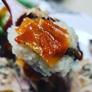 Lee Won-il Instagram - 정말 오랜만에 맛있는 #통닭구이 를 먹었네요..
제 손에 닭고기를 맡겼으니 발골은 확실히 해봤지요😜
ㅎㅎㅎㅎㅎ #이태원 #해방촌 가시면 #해방촌닭 들러보세요! 욕심없이 장사하는 사람이 음식을 하면 이렇게 무서운 맛을 냅니다😘👍🍗🐔👏 대파김치 꼭 리필!!! ㅋ