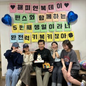 Lee Yeon-bok Instagram - 늘 생일 때마다 생일 챙겨주는 편스토랑 가족 여러분 감사합니다. 피디 작가 여러분 그리고 오마이걸  효정 벌써 5년을 함께 하면서 한번도 잊지 않고 챙겨주시는 피디 작가 여러분 다시 한번 감사드립니다. 앞으로 50년 더 해요. 사랑해요 편스토랑 가족 여러분들 ~♡ #편스토랑 #생일축하 #5주년 #사랑해요 #감사합니다#오마이걸#효정
