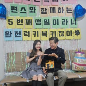 Lee Yeon-bok Instagram - 늘 생일 때마다 생일 챙겨주는 편스토랑 가족 여러분 감사합니다. 피디 작가 여러분 그리고 오마이걸  효정 벌써 5년을 함께 하면서 한번도 잊지 않고 챙겨주시는 피디 작가 여러분 다시 한번 감사드립니다. 앞으로 50년 더 해요. 사랑해요 편스토랑 가족 여러분들 ~♡ #편스토랑 #생일축하 #5주년 #사랑해요 #감사합니다#오마이걸#효정