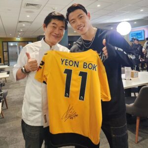 Lee Yeon-bok Instagram - 사우디 와 멋진 경기를 보여준 황희찬 사진
투척 너무 영광 스러운 사진 입니다 ~
한국인의식판 촬영 기회가 돼서 찍은 사진입니다 
#황희찬 #울버햄튼 #아시아축구 한국인의식판 #이연복