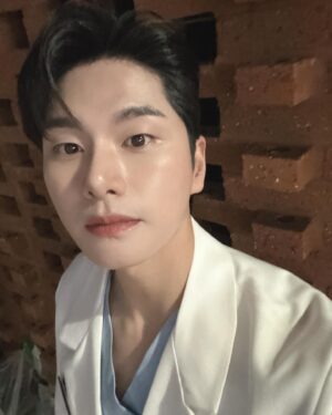 Lee Yi-kyung Instagram - 어렵네 셀카..🫣