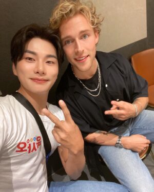 Lee Yi-kyung Instagram - 육사오 무대인사후 회식자리에서, 옆자리에 크리스토퍼가 있을 확률은 얼마나 될까..?
4년전 국경없는 포차에서 만난걸 기억해주는 크리스토퍼 다음엔 덴마크에서 만나❤️