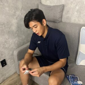 Lee Yong-dae Instagram - 예전부터 언제나 믿고 쓰던 케토톱
패키지가 바꼈는데 알아보기 쉽게 리뉴얼되서
사용하기 편하더라구요! 손가락 밴드타입도 OK!
근육통 관절염은 케토톱으로 통증을스매싱!
.
#케토톱 #운동필수템 #통증관리 #배드민턴 #운동하는남자