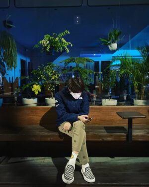 Lee Yong-jin Instagram - 밤늦게 잠깐 걸었다. 날이 특별해서