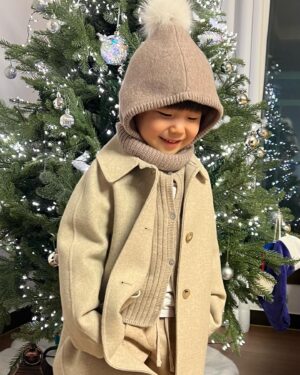 Lee Yong-jin Instagram - 안녕하세요 이용진입니다.
올 한 해 많은 일이 있었습니다.
윤재가 4살이 됐던 1월부터 백상을 받던 5월, 터키즈를 마무리하던 12월 까지 누구보다 행복한 긴 한 해를 보냈습니다. 
여러분들이 주신 관심과 사랑 덕분에
올 한 해 더할 나위 없이  행복했습니다.
받은 사랑과 관심
내년에 좋은 웃음으로 꼭 돌려 드리겠습니다.
2023년 봄은 얼마나 따뜻하려고 
연말이 이렇게 추운지 모르겠습니다만
감기 조심하시고, 코로나도 조심하시길 바랍니다
똑같이 주어진 시간 내년에는 더욱더 알차게 쓰시기 바라면서
오늘 보다 항상 내일이 행복하길 바랍니다.
아 그리고 놀라운 사실 하나 말씀드리자면
내년에 포포 (20살) 대학생 됩니다.