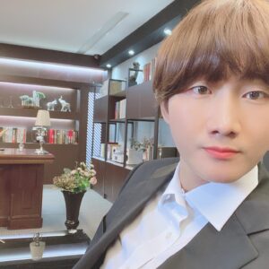 Lee Yong-jin Instagram - 사무실에서