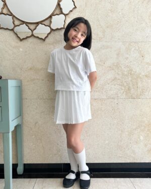 Lee Yoon-ji Instagram - 너의 첫영성체. 새벽미사에 교리공부에 네가 얼마나 성실하게 임해왔는지 알기에 감격스럽기 그지없었던 어제. 마음다해 축하하고 사랑하고, 사랑한다... 카타리나❤️