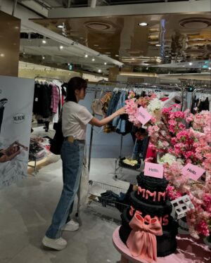 Lee Young-eun Instagram - .
아마도 이번주 가장 핫한 팝업장인듯👖
.
#현백압구정점지하2층