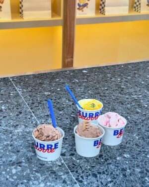 Lee Young-eun Instagram - .
달달구리 아이스크림 먹으러 
안국 @beurrebeurre.kr 에
다녀왔어요. 🍨🍧🍦
용인이는 못하는게 없네🍦
.
