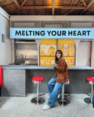 Lee Young-eun Instagram - .
달달구리 아이스크림 먹으러 
안국 @beurrebeurre.kr 에
다녀왔어요. 🍨🍧🍦
용인이는 못하는게 없네🍦
.