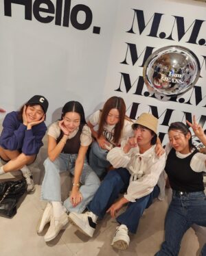 Lee Young-eun Instagram - .
아마도 이번주 가장 핫한 팝업장인듯👖
.
#현백압구정점지하2층