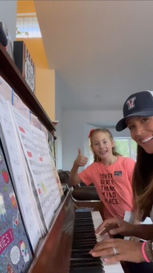 Leeann Tweeden Instagram - More piano and even more silliness from my kids! 🤪🥳
