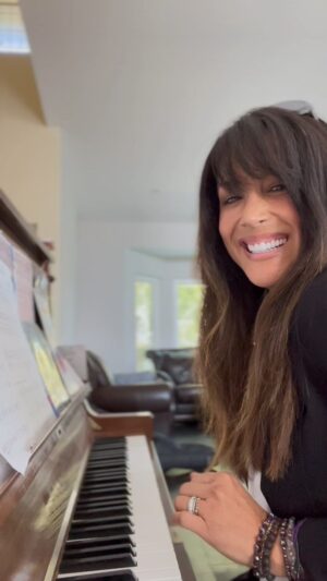 Leeann Tweeden Instagram - Playing the piano is fun for me. I’m not very good, but I’m keeping up with both my kids who have been playing since they were 4. 😆🥳 It’s relaxing and I can see progress as long as I practice and stay consistent. Happy Thursday everyone!
