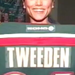 Leeann Tweeden Instagram - Hockey season is over (Congrats to the @flapanthers!)…but watching that exciting Game 7 last night reminded me of the time I suited up and learned some moves from Alexandre Daigle and Richard Park from the Minnesota Wild. 

I got to do some incredible things while being part of the Best Damn Sports Show on Fox Sports. When I was asked about doing a hockey piece, I was a little nervous. I was a competitive roller skater growing up, but ice skating was a whole other ball game. And in all that gear……. 🤣🤣🤣

I hope you laugh as much as I did! 😜🏒💃🏻

#bestdamnsportsshowperiod