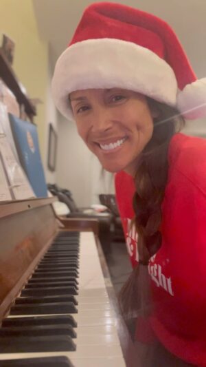 Leeann Tweeden Instagram - It’s been a while, but here’s another song from your non-playing piano player! 😆🤭🥳🎹🎼 It makes me happy and I hope you’re doing what makes you happy too! Merry Christmas everyone! 🦌🦌🦌🦌🦌🦌🦌🦌🦌🛷🎅🏻🎁