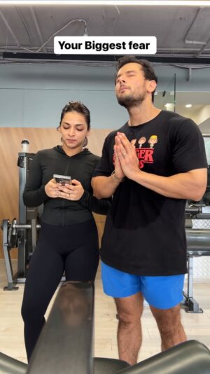 Leenesh Mattoo Instagram - Mirror, mirror on the wall, who’s the strongest of em’ all? Me, duh. 
All thanks to MB Biozyme Performance Whey 💪

@muscleblaze 
Use codes : VANIMB / LEENESHMB to save some 💵 

#viral #gym #trending #explore #muscleblaze