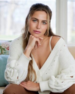 Lena Olin Instagram - Thank you @look_fairfieldcounty for honoring the family and film I love with this great article! HILMA the movie playing in theaters in the US now! @viaplaygroup !
Chi Chi Ubina 💕Elaine Ubina
and thank you @donde_esta_lolita for keeping our furry friends happy! And @meubina19 for making it all happen! 💕