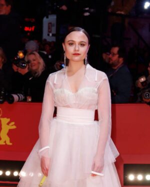 Lena Urzendowsky Instagram - ✨ Berlinale Opening Night 2023 ✨

Dress  @kiliankerner_ 
Tasche @riani_fashion 
Schuhe @newd.tamaris 
H/M @roccokowalski_ 

1 pic @imago.images 
2 pic @sven.goerlich 
3 pic @gettyimages 

@lilie2apr @birnbaumandframemanagement