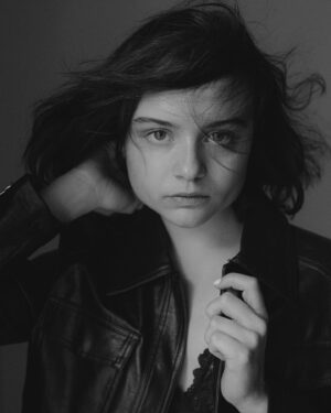 Lena Urzendowsky Instagram - Vorsätze fürs neue Jahr: immer besser aussehen und jeden Tag ins Kino gehen! 
-> Januar Ausgabe der Harpers Bazar ein schöner Artikel anlässlich @791km.derfilm 

Foto @puria_safary 
Text Marlene Sorensen
Danke @harpersbazaargermany 🙏🏻

Happy new year 🌚 

by @puria_safary