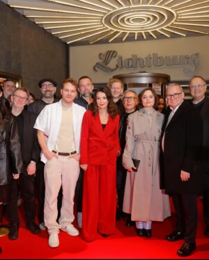 Lena Urzendowsky Instagram - @791km.derfilm in der @lichtburgessen und ich in @danny.reinke und so viele Menschen die Kino lieben haben mich sehr glücklich gemacht 🙏🏻 Danke