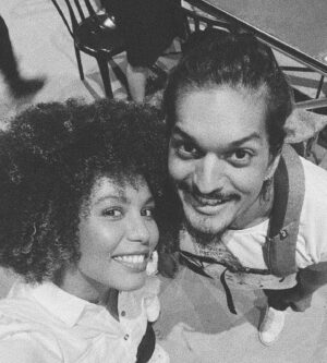 Lenita Oliver Instagram - Siiiim, Cinema Nacional 🎥…

Tô mega empolgada com esse novo projeto, quero compartilhar tudo com vocês (em Breve), tudo que posso falar agora rs … é que eu tô muito encantada por essa personagem e essa história, esse filme me toca muito!!!
É tão bom mergulhar em algo que você acredita, com uma equipe e elenco tão incrível, apaixonado pelo que faz, essa paixão que nos preenche e faz acontecer qualquer ideia lançada nesse mundo, eu sempre tive o sonho de fazer uma personagem assim e ela chegou, só agradeço a confiança e a troca com todos vocês ! 

Vem aí Ogiva 🔥

@cadurosenfeld 
@odiogomonteiro 
@morimeirelles 
@danartimos 
@luara.gonzalez 
@sarantunes 
@mario.tacach 
@monolito_producoes 
@pipocaenanquim 
@_amafe 
@fernandaribas 
@miguelribasgastal 
@nathamach 
@zequeen__ 
@fernandaribasmanagement