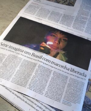 Lenita Oliver Instagram - Declaro meu GRANDE AMOR pelo CINEMA NACIONAL !

Mesmo achando que a prática e a conduta está longe de ser a ideaL dentro dessa indústria, me orgulho de fazer parte disso … Sem Romantizar ! 

Agradeço a cada um que pude trocar, contribuir com todas essas histórias, gente tô contando aqui viu, foi muito chão até aqui … muita coisa do início da minha carreira, lá atrás na minha Terrinha Recife- PE eu não sei se vocês sabem, comecei com Teatro, Maracatu e por aí vai … muita arte, muitos processos, muito preparo pra doar meu ser e ajudar a contar todas essas histórias, todas com sua importância, 
sua mensagem política e necessária, pra transformar, questionar, emocionar, Hoje e cada dia que passa, afirmo com todas as forças, todos os dias mesmo com tantas dificuldades, sem concordar com muitas coisas, 
EU NASCI PRA ISSO, sair do meu chão pra buscar meu lugar nesse mundão, foram tantas histórias nessa montanha russa 🎢 que é viver de arte, até aqui … 

Agradeço a confiança, o incentivo e fico feliz em poder contribuir com cada uma dessas histórias!
Asé 🍃✨

#cinemanacional #cinematography #actress #movie #moviescenes #blackgirlmagic