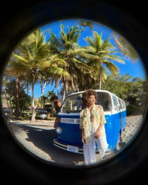 Lenita Oliver Instagram - Daqueles trabalhos que parecem só diversão, porque foi o trabalho mais divertido, cansativo porém o mais Astral da Vidaaa !!! 

Campanha da @corona job gringo gravado na Costa Rica 🇨🇷 ✨

El mejor trabajo, el mejor viajer, con las mejores personas ❤️ PURA VIDA 🇨🇷