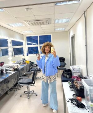 Lenita Oliver Instagram - Declaro meu GRANDE AMOR pelo CINEMA NACIONAL !

Mesmo achando que a prática e a conduta está longe de ser a ideaL dentro dessa indústria, me orgulho de fazer parte disso … Sem Romantizar ! 

Agradeço a cada um que pude trocar, contribuir com todas essas histórias, gente tô contando aqui viu, foi muito chão até aqui … muita coisa do início da minha carreira, lá atrás na minha Terrinha Recife- PE eu não sei se vocês sabem, comecei com Teatro, Maracatu e por aí vai … muita arte, muitos processos, muito preparo pra doar meu ser e ajudar a contar todas essas histórias, todas com sua importância, 
sua mensagem política e necessária, pra transformar, questionar, emocionar, Hoje e cada dia que passa, afirmo com todas as forças, todos os dias mesmo com tantas dificuldades, sem concordar com muitas coisas, 
EU NASCI PRA ISSO, sair do meu chão pra buscar meu lugar nesse mundão, foram tantas histórias nessa montanha russa 🎢 que é viver de arte, até aqui … 

Agradeço a confiança, o incentivo e fico feliz em poder contribuir com cada uma dessas histórias!
Asé 🍃✨

#cinemanacional #cinematography #actress #movie #moviescenes #blackgirlmagic