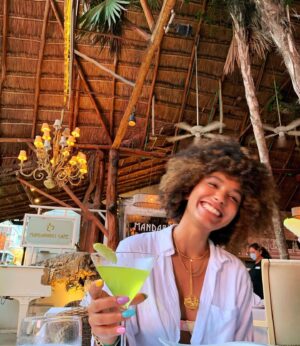 Lenita Oliver Instagram - Dia mais que especial dia de celebrar a minha Vida e da minha Mãe Yemanja Rainha do Mar 👑🌊 

Quero me agradecer, por não deixar a peteca cair, aos meus Guias, esse universo gigante que me permite dar mais uma volta ao sol, tô aqui ganhando mais sabedoria cada dia que passa, na minha missão e propósito, agradeço á todos que me iluminam e deixam minha caminhada mais alegre, mais leve, eu Recebo com o coração aberto e só agradeço com todo meu amor ✨

Que venha esse novo ciclo, me prometi sucesso e sucesso terei, tô com o pé na porta e o peito escancarado de amor, lets boraaaa que foguete não dar ré visse ! 

🦚☘️✨🙏🏽🚀 ♥️
