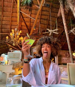 Lenita Oliver Instagram - Dia mais que especial dia de celebrar a minha Vida e da minha Mãe Yemanja Rainha do Mar 👑🌊 

Quero me agradecer, por não deixar a peteca cair, aos meus Guias, esse universo gigante que me permite dar mais uma volta ao sol, tô aqui ganhando mais sabedoria cada dia que passa, na minha missão e propósito, agradeço á todos que me iluminam e deixam minha caminhada mais alegre, mais leve, eu Recebo com o coração aberto e só agradeço com todo meu amor ✨

Que venha esse novo ciclo, me prometi sucesso e sucesso terei, tô com o pé na porta e o peito escancarado de amor, lets boraaaa que foguete não dar ré visse ! 

🦚☘️✨🙏🏽🚀 ♥️